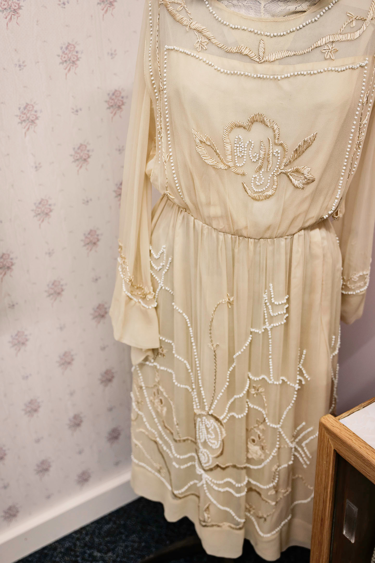 slim fit dress slacks Gold Long Sleeves Wedding Dresses Ball Gowns Lace Embroidery main image 0