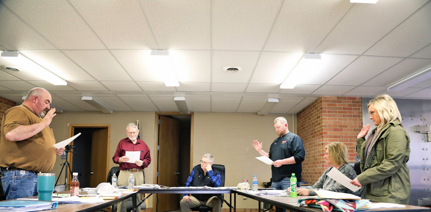 Blue swears in (clockwise from left, standing with right hand raised) Ward 1 incumbent Ryan Knipfer and Ward 2 incumbent Layton Schimke, whose terms were vacant and ran unopposed. Natasha Waters, elected to represent Ward 3 on April 12, 2022, also took her oath of office.