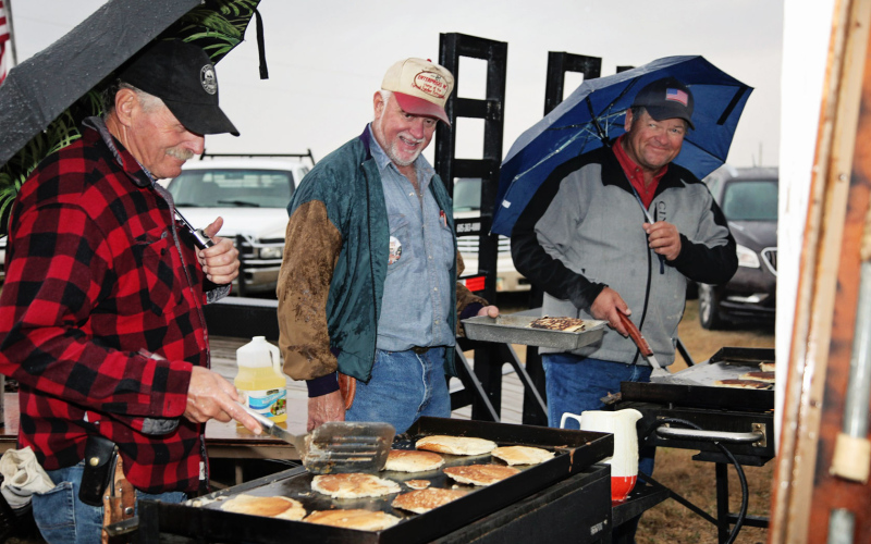 A little drizzle didn’t stop the Church Concessions group from preparing a hearty breakfast for the wagon train participants and spectators. PHOTO COURTESY DARRELL DENEKE