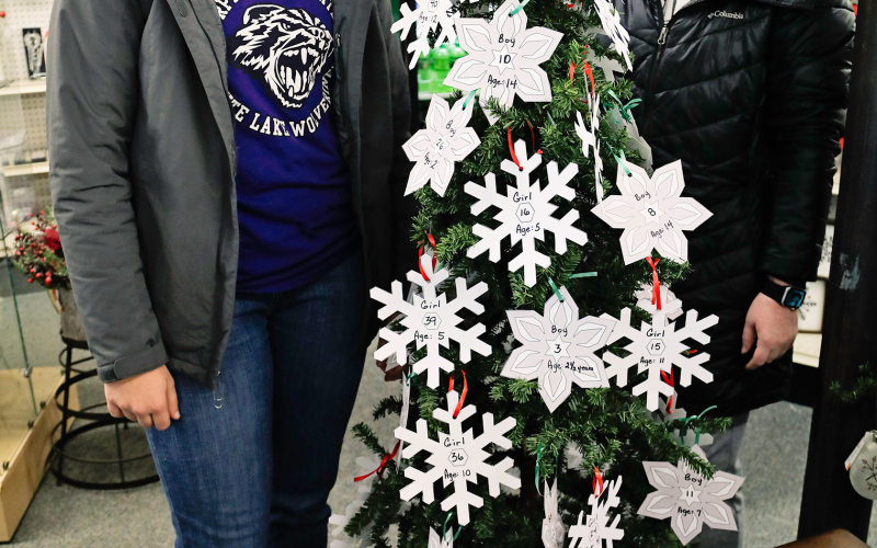 WSHS students Kirstie Munsen and Riley Roduner are among the students organizing holiday giving opportunities.