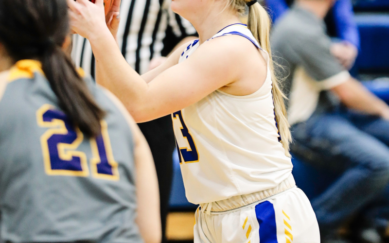 Raylee Fagerhaug lines up at the line.