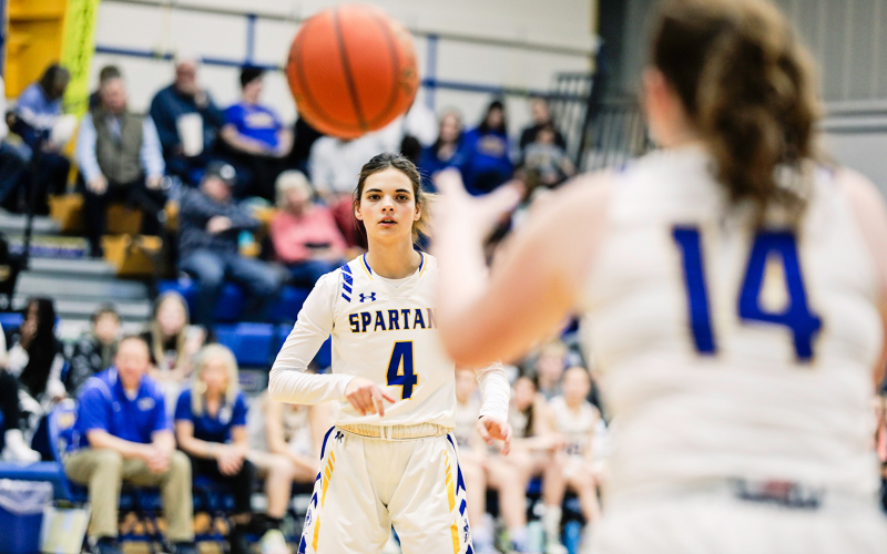 Kate Havlik had 15 points. She is shown passing to Riley Roduner.