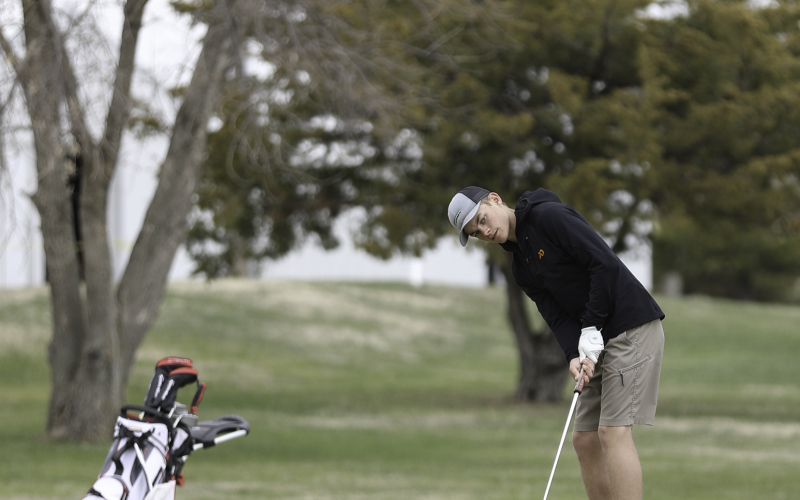 Heyns Bothma putts on hole 9, finishing 18 holes with a 93.