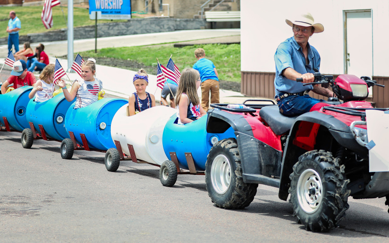 Larry Powell pulled an eight-car train filled with passengers from the WSHS Class of 2034. The innovative entry took the title in the Best Golf Cart / 4x4 category.