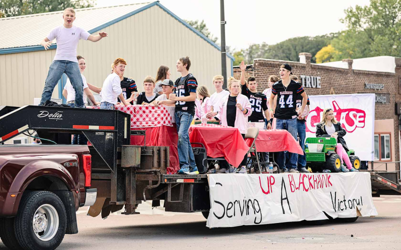 Greasers and Pink Ladies entertained on the Greasethemed float, winning the sophomores second place in the class float category.