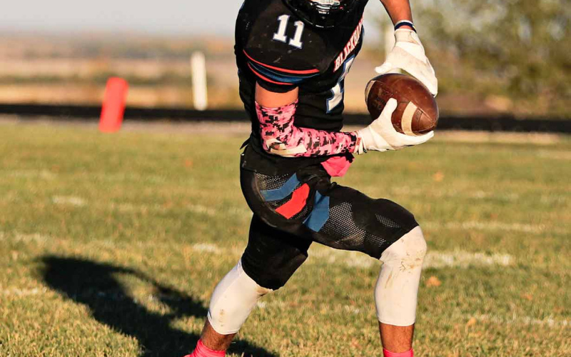 Ryder Michalek receives a pass from Holden Havlik.