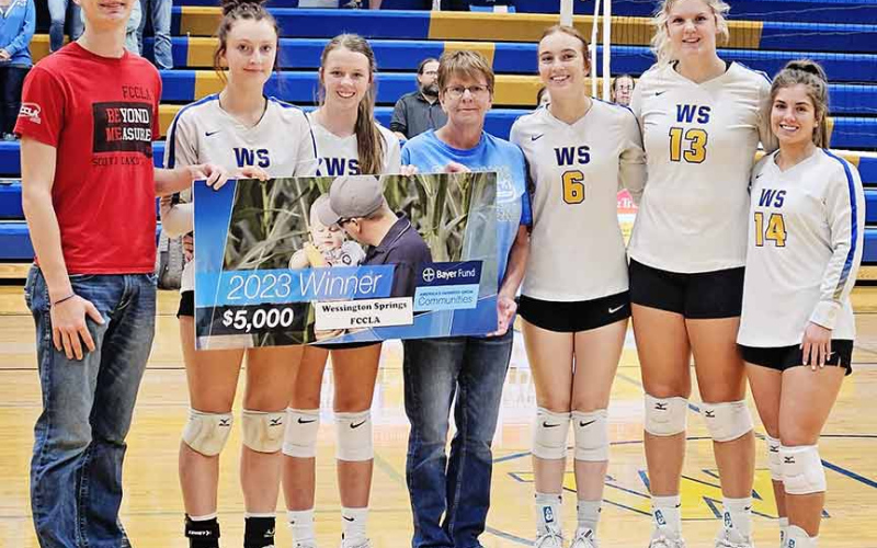 PHOTO COURTESY CHARLOTTE MOHLING FCCLA Senior Chapter Officers Branden Flowers, Carissa Scheel, Hannah Heezen, Caroline Witte, and Avery Orth accept the America’s Farmers Grow Communities from local farmer/rancher Tricia Messmer.