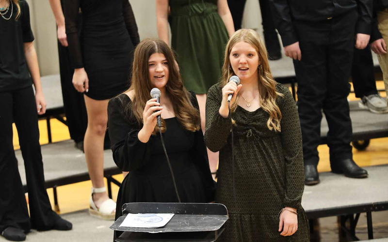 Morgan Mentele and Raygen Teveldal performed solos during "Sing Noel, Noel!"