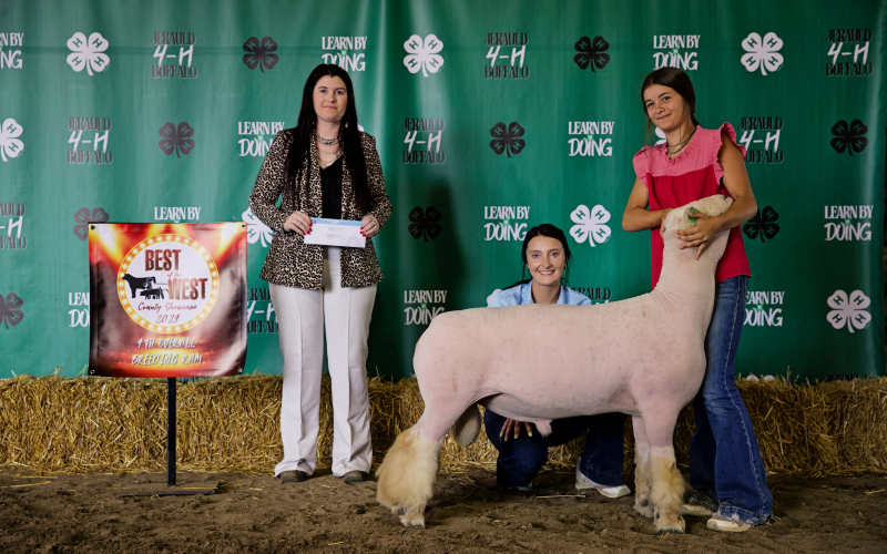 Breeding Ram 4th Overall Kaycee Scheel (right) with large livestock evaluator Tawnie DeJong. PHOTO COURTESY KATIE JONES PHOTOGRAPHY