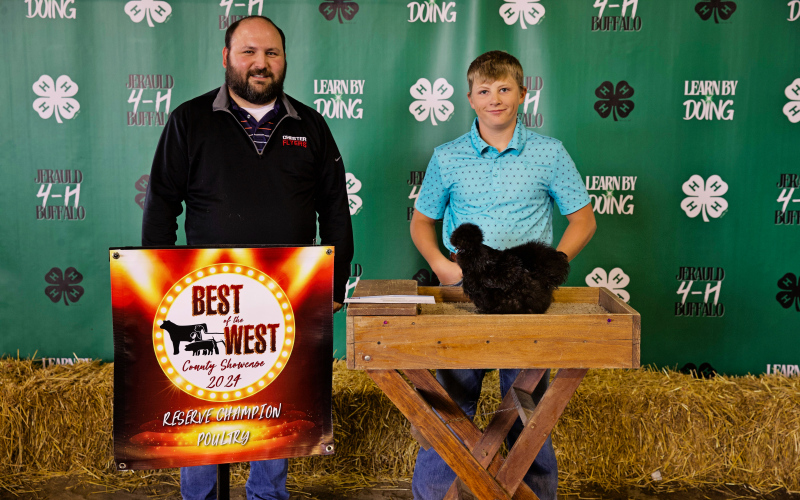 Poultry Reserve Champion Mauer Jones (right) with poultry evaluator Andy Jensen. PHOTO COURTESY KATIE JONES PHOTOGRAPHY