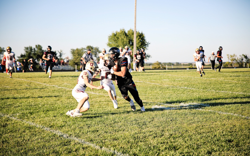 Holden Havlik connects with Tight End Colby Flowers during home football action vs. Lead-Deadwood last Friday. The Blackhawks toppled the Goldiggers 42-6. KRISTI HINE / TRUE DAKOTAN