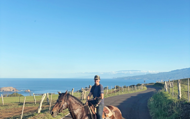 Class of 2023 WSHS alumna Sarah Poncleow on Hawaiian island Molokai with her poi dog, Moose. Poncelow secured a job last fall working as a ranch hand at the Pu’u O Hoku Ranch. PHOTO COURTESY SARAH PONCELOW