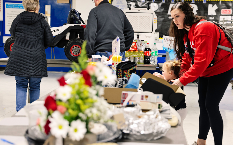 Chelsea Schulz fills in her bid during the silent auction.