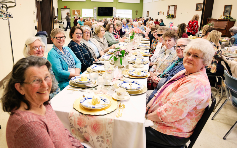 Sisters Cathy Perry and Jean Ferguson prove that you can mix and match dishes. With a vibrant mix of roses, pink and dark pink dishes with gold accent, they were able to show that they don’t all have to be the same!