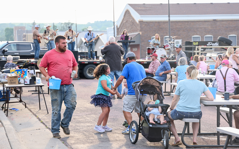 Live music by the Turtle Creek Band drew dancers to the street while other attendees enjoyed grilled burgers and cold beverages. KRISTI HINE / TRUE DAKOTAN