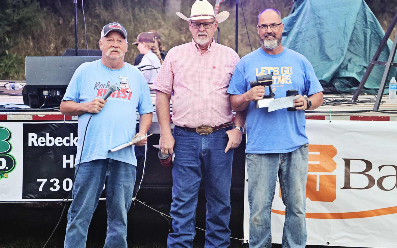 Gene Gaikowski won third place with a tangy-saucy rendition of his rockin’ ribs. (PHOTO BY KATIE DENEKE)