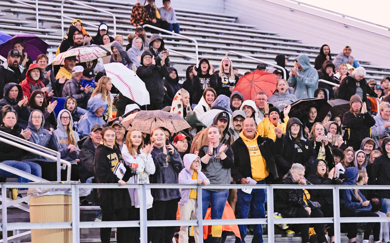Rain didn’t dampen the spirits of a hearty homecoming crowd.