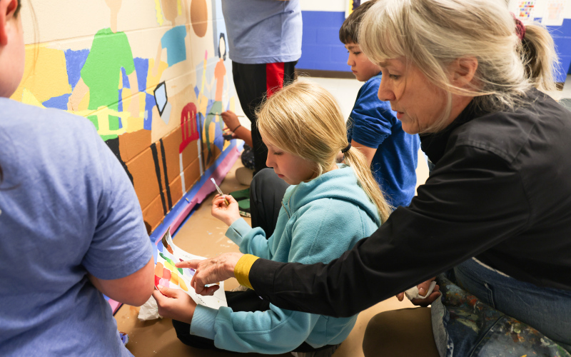 Artist-In-Residence Mary Wipf goes over color the palette with Liberty Mikkelson.