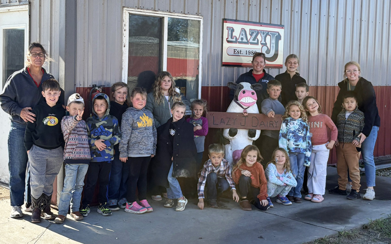 Left to right: Janet Jungemann, Tucker Graff, Kallahan Moeding, Brix Kelsey, Beverly Johnson, Everly Jungemann, Kylie Walters, Anna Woodbury, Harper Johnsen, Finley Swartz, Quinn Jensen, Cashlynn Dorris, Kari Jungemann, Mya Flemming, Raygen Sprecher, Harper Black, Isaac Larson, Harley Eichstadt, Elias Carmona, and Mrs. Zemlicka.