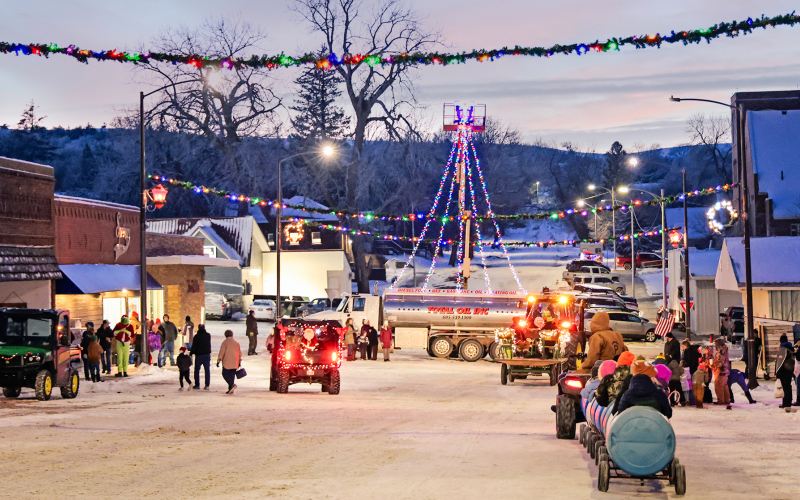 Total Oil’s fuel truck paused traffic for the evening with its towering Christmas tree made of lights.