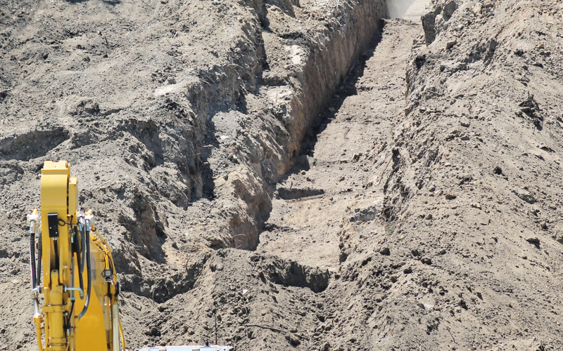 A Feistner Gravel and Excavation crew installs pipe along the hillside west of City Park during construction of the Mid-Dakota Rural Water connection project. The route extends from the park area toward the city’s blue water tower and will serve as a key link in bringing Mid-Dakota water to Wessington Springs. (PHOTO COURTESY CRAIG WENZEL)