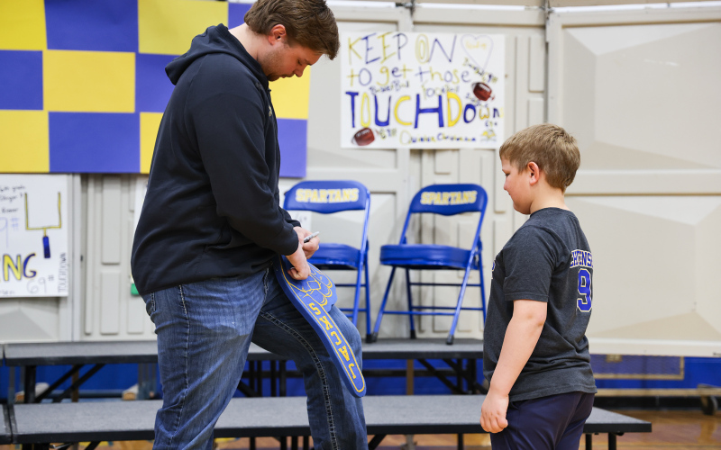 Hometown Hero Returns to Encourage Young Readers