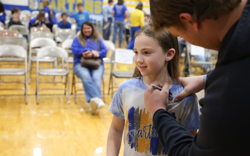 Hometown Hero Returns to Encourage Young Readers