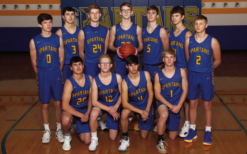 SPARTAN BOYS BASKETBALL 2022-23 PHOTO COURTESY MARK’S PHOTOGRAPHIC IMAGES BACK ROW LEFT TO RIGHT: Karter Mebius, Brock Krueger, Branden Flowers, Jack Neely, Colby Flowers, Ryder Michalek, Parker Graff. FRONT ROW: Blake Miller, Luke Larson, Sam Poncelow, Blake Larson.