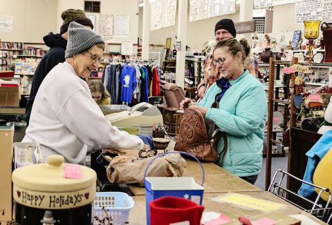 KRISTI HINE / TRUE DAKOTAN Sales were swift at the SACC Consignment Store Monday night during Holiday Spectacular, as community members flocked to the business district for a night of food, fellowship and shopping local. Brenda and Jim Deines ring up Reina Ford’s purchases while Todd Meek waits in line to pay for his finds.