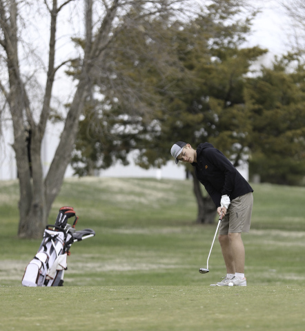 Heyns Bothma putts on hole 9, finishing 18 holes with a 93. 