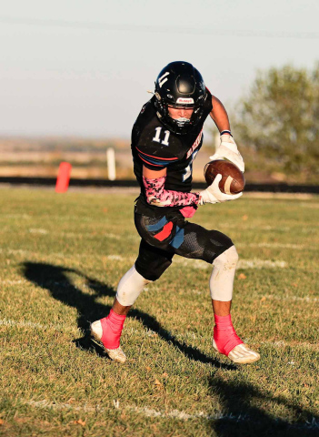 Ryder Michalek receives a pass from Holden Havlik.