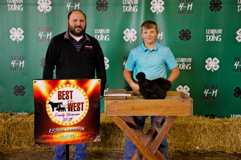 Poultry Reserve Champion Mauer Jones (right) with poultry evaluator Andy Jensen. PHOTO COURTESY KATIE JONES PHOTOGRAPHY