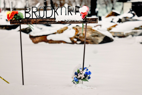 A makeshift memorial stands on the corner of the lot that formerly housed Michial Brodkorb’s residence. Brodkorb and his partner Tiffany Knipfer were the victims of the fire that destroyed Brodkorb’s house on 2nd Street NW in Wessington Springs March 27, 2025. KRISTI HINE / TRUE DAKOTAN 