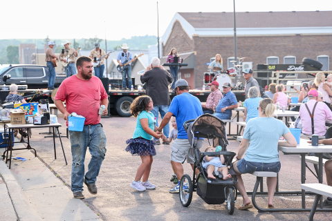 Live music by the Turtle Creek Band drew dancers to the street while other attendees enjoyed grilled burgers and cold beverages. KRISTI HINE / TRUE DAKOTAN