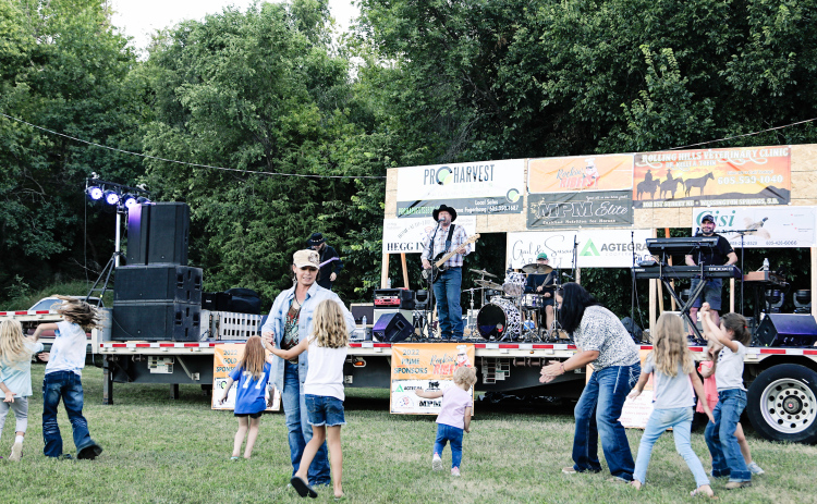Dustin Evans and the Goodtimes Band entertained the crowd in attendance with country and rock music.  The City Park provided a great backdrop for the band as well as the rib cooking contest.