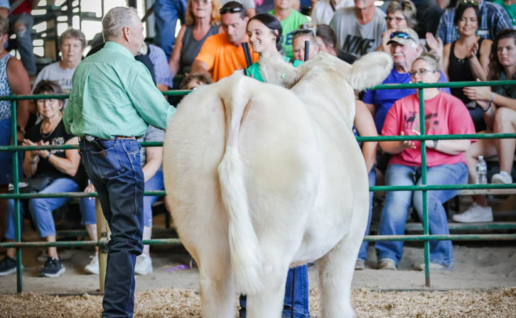 Kindra Wolter receives a handshake from Judge Bob Mills as the Reserve Champion Sr. Showman.