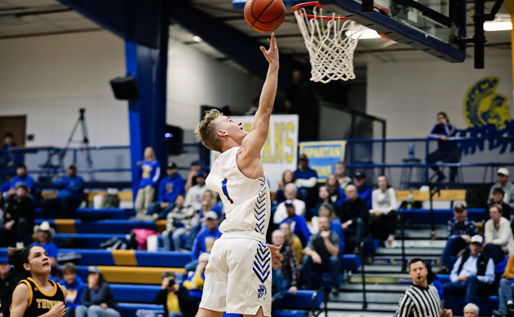 KRISTI HINE / TRUE DAKOTAN Blake Larson at the net during home basketball action vs. AC/ DC.
